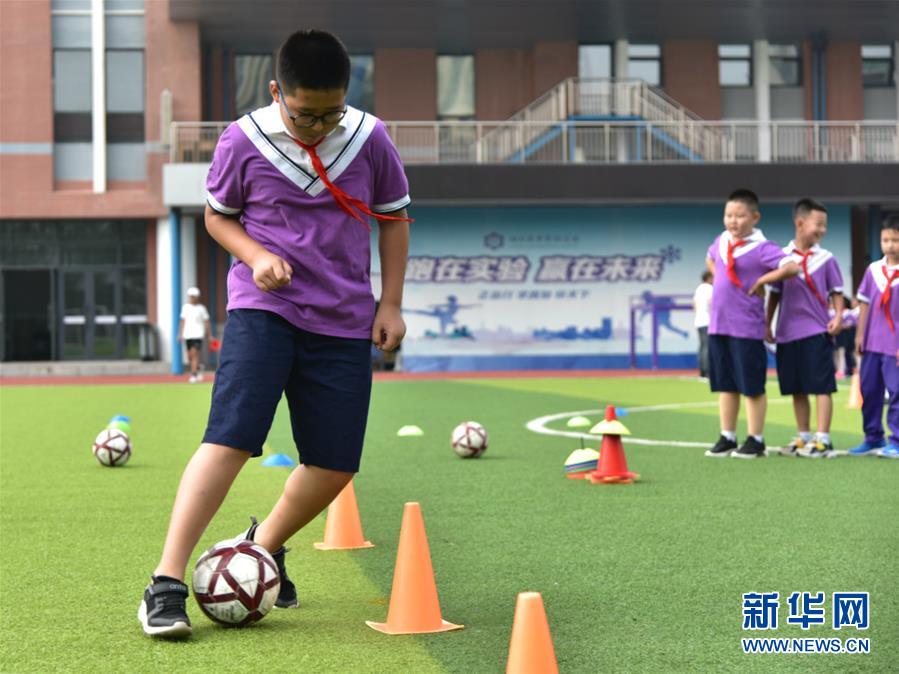 （體育&middot;圖文互動(dòng)）（2）（在習(xí)近平新時(shí)代中國(guó)特色社會(huì)主義思想指引下&mdash;&mdash;新時(shí)代新作為新篇章&middot;總書記關(guān)心的百姓身邊事）奔跑吧，少年！&mdash;&mdash;體育讓孩子們插上強(qiáng)壯的翅膀（配本社同題文字稿）