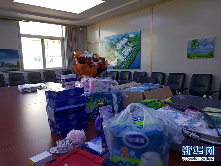 (在習(xí)近平新時(shí)代中國(guó)特色社會(huì)主義思想指引下——新時(shí)代新作為新篇章·習(xí)近平總書記關(guān)切事·圖文互動(dòng))(4)口罩擋不住你的美——戰(zhàn)“疫”一線巾幗掠影