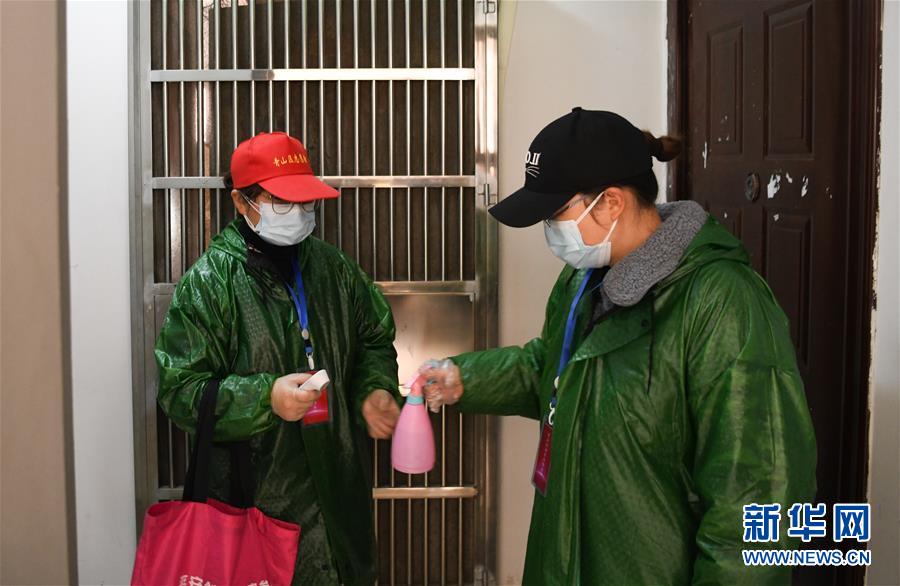 （習(xí)近平致敬的戰(zhàn)&ldquo;疫&rdquo;英雄&middot;社區(qū)工作者篇&middot;圖文互動）（9）他們，堅(jiān)守一線戰(zhàn)風(fēng)雨