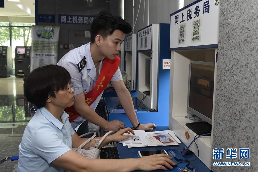 （新華全媒頭條&middot;總書記推動(dòng)的改革身邊事&middot;行政體制改革篇&middot;圖文互動(dòng)）（9）特寫：追問(wèn)&ldquo;一件事&rdquo;