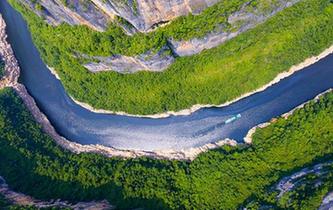 &ldquo;絕壁畫廊&rdquo;巫山小三峽盡展南國(guó)綠意生機(jī)