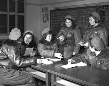 第一批女飛行員：毛澤東稱贊，細(xì)妹子不簡單，飛得好高啊