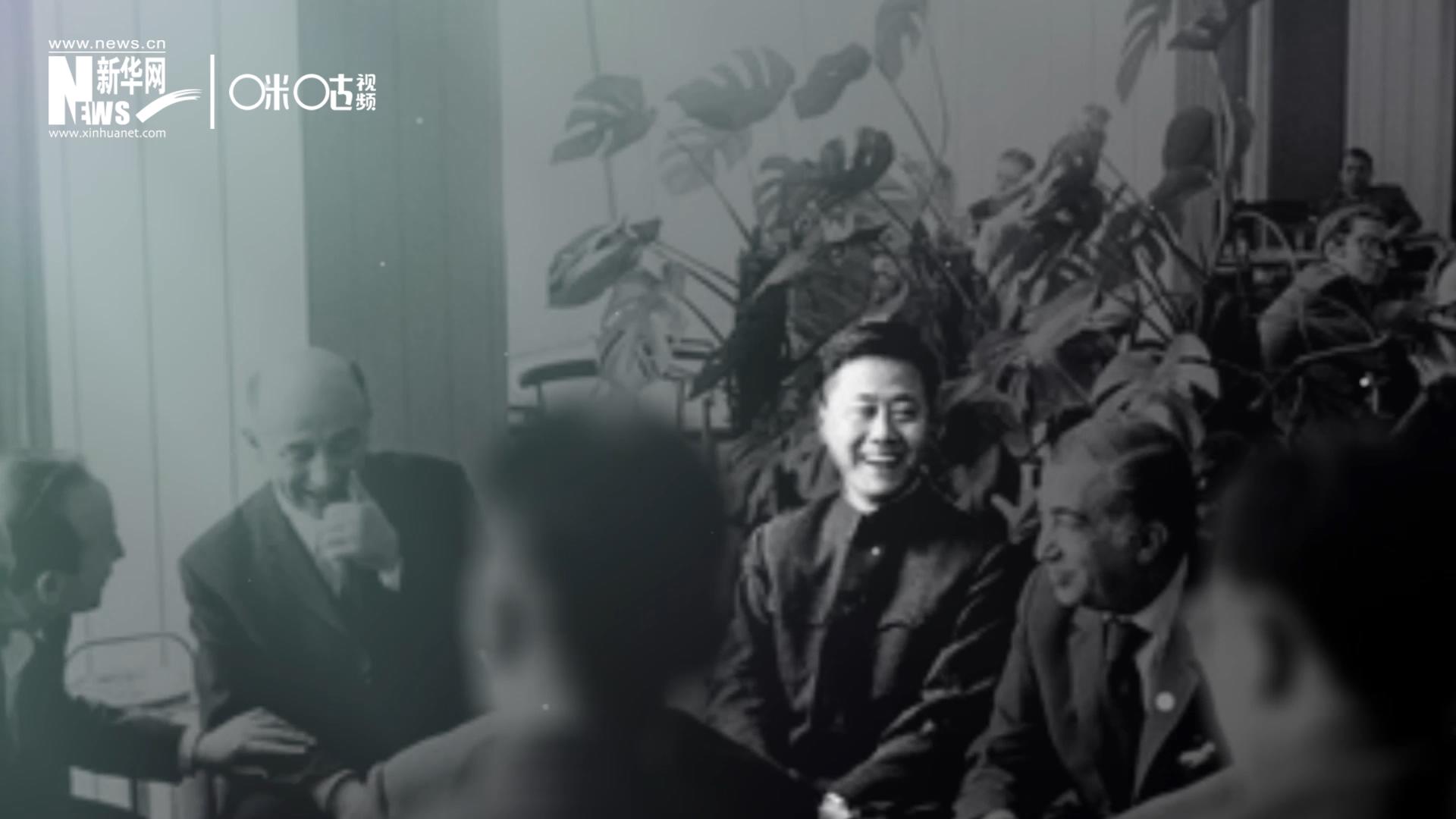 照片里的這個人是高梁，原新華社國際部記者。原本作為代表團隨行記者的他接到通知，由他帶領(lǐng)一支先遣小組先行去紐約。