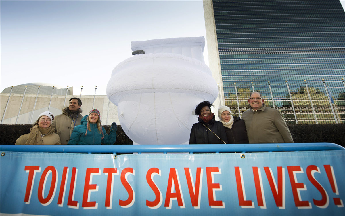 &ldquo;世界廁所日&rdquo;，聯(lián)合國(guó)總部大樓前的口號(hào)條幅