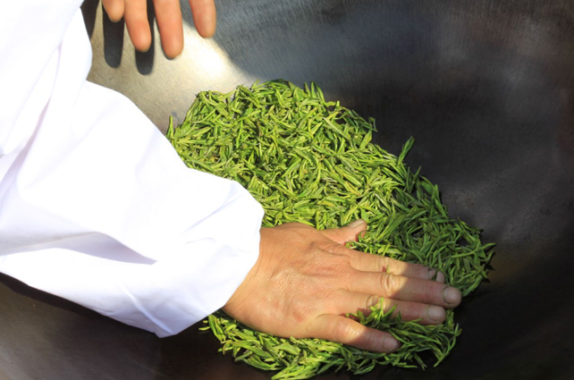 好茶占盡天時(shí)地利，炒茶師月入三五萬(wàn)