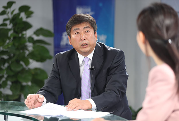 具體落在實處就是把方向，管大局，保落實