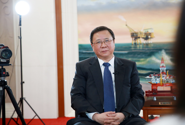 堅(jiān)持黨的領(lǐng)導(dǎo)、加強(qiáng)黨的建設(shè)，是國(guó)有企業(yè)的光榮傳統(tǒng)。