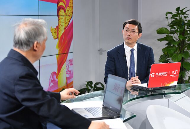 您再給我們梳理一下，黨章中有關(guān)&ldquo;基本路線&rdquo;的修改情況。