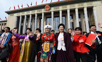 閉幕會后，代表走出人民大會堂