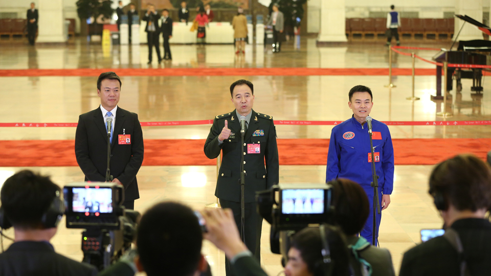 趙宏博、景海鵬、唐嘉陵代表接受采訪