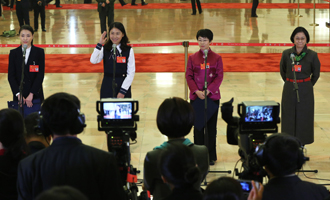 吳敏霞、杜玉濤、蒙曼、盧麗安代表接受采訪