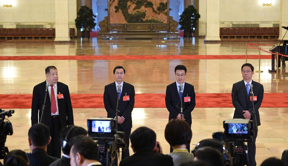 凌解放、王立平、徐川、黃一兵接受采訪