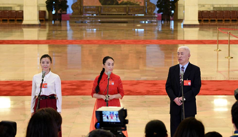 肖笑波、侯艷、徐俊接受采訪