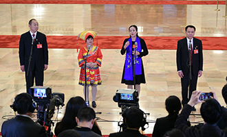 蔡松濤、杜麗群、楊小玲、賈立群代表接受采訪