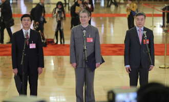 吳曉光、胡偉武、金東寒代表接受采訪