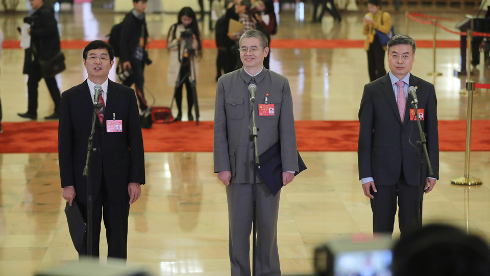 吳曉光、胡偉武、金東寒代表接受采訪