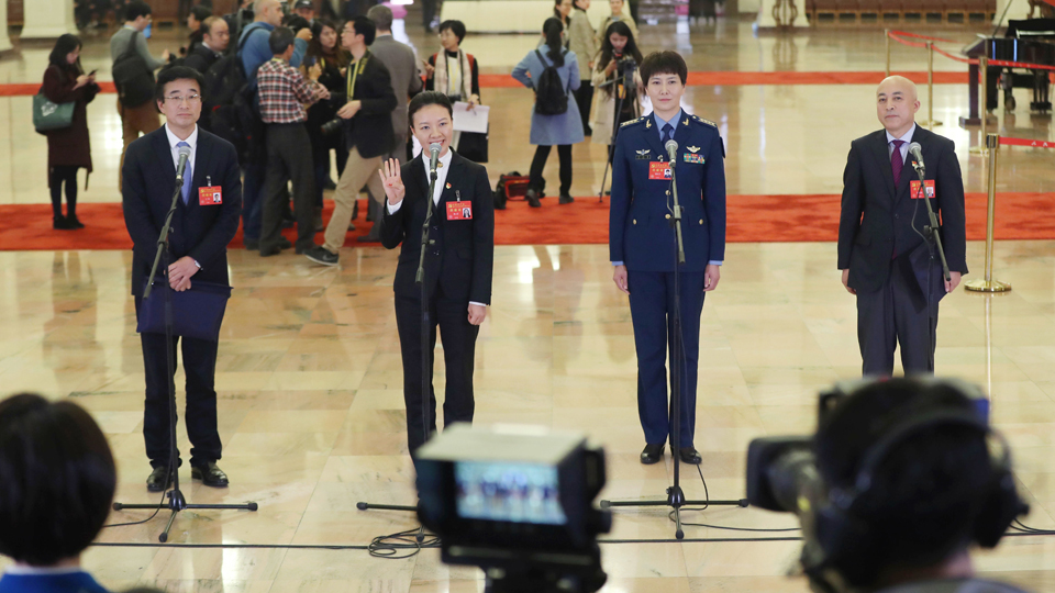 王辰、楊潔、劉文力、王旭東代表接受采訪