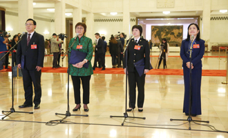 蔣成華、邵蕓、甘露、周宇代表接受采訪