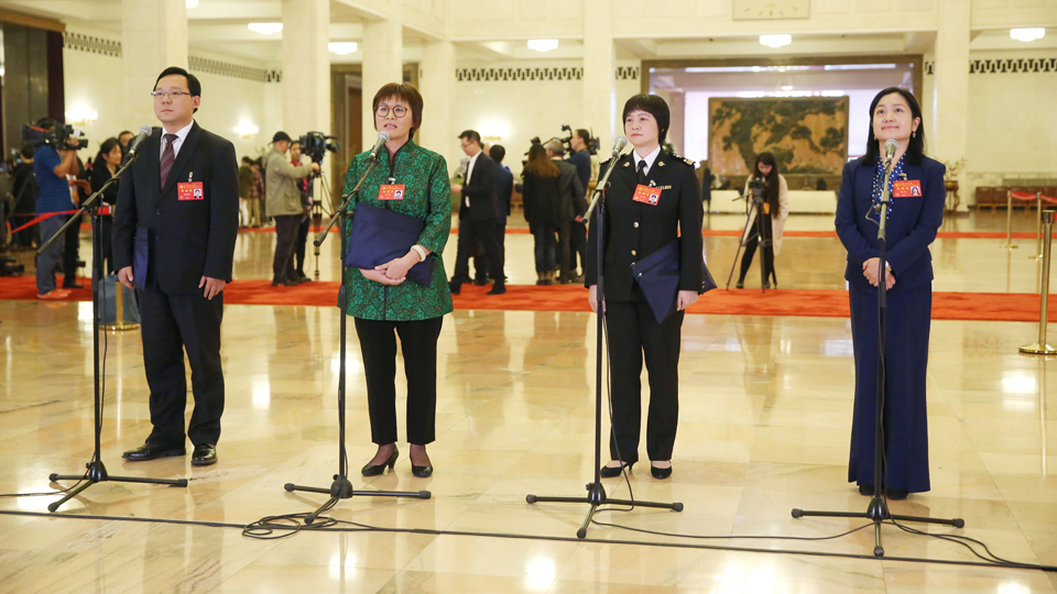 蔣成華、邵蕓、甘露、周宇代表接受采訪