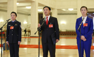 李貝、裴春亮、丁寧代表接受采訪