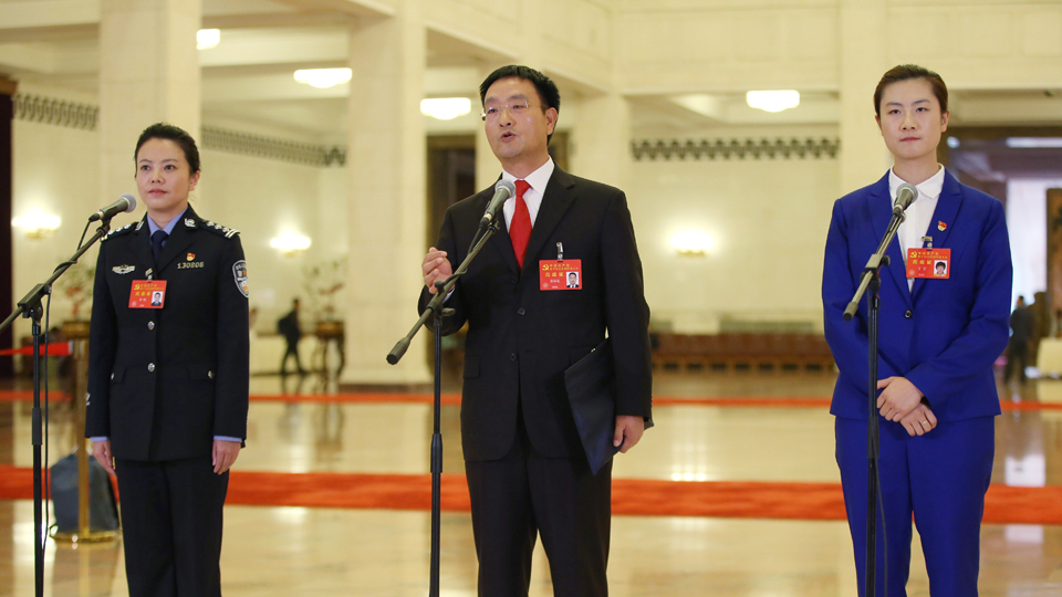 李貝、裴春亮、丁寧代表接受采訪