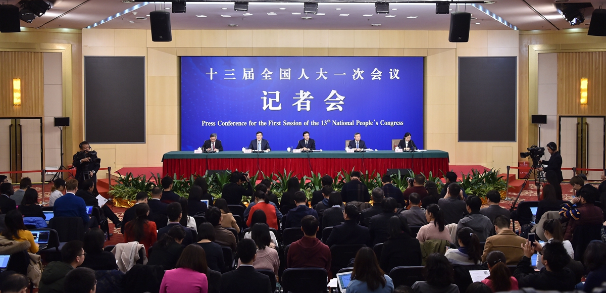 商務部部長鐘山等就&ldquo;推動形成全面開放新格局 推動商務事業(yè)高質(zhì)量發(fā)展&rdquo;答記者問