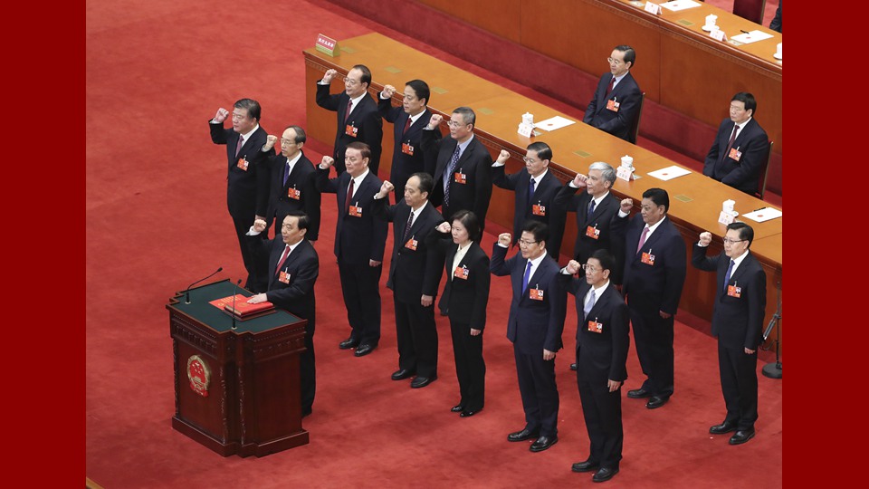 新當(dāng)選的全國(guó)人大常委會(huì)副委員長(zhǎng)、秘書長(zhǎng)進(jìn)行憲法宣誓