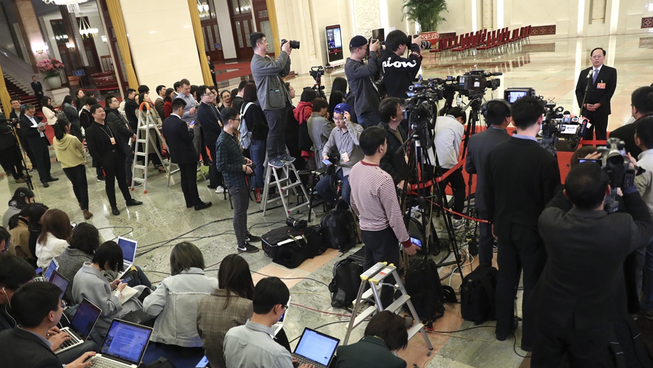 記者在&ldquo;部長(zhǎng)通道&rdquo;采訪