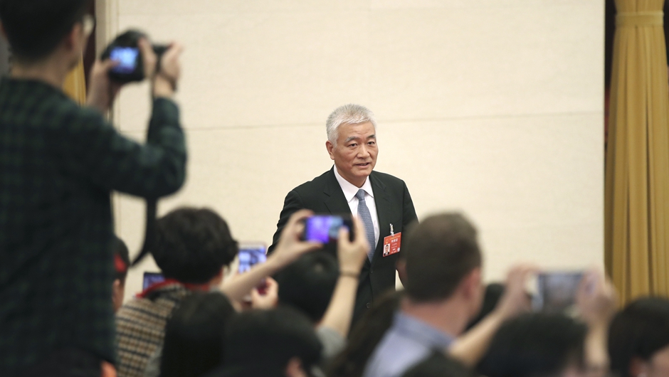 王志剛步入&ldquo;部長通道&rdquo;，準備接受采訪