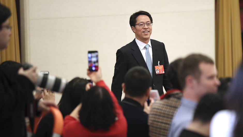 張曉明步入&ldquo;部長通道&rdquo;，準備接受采訪