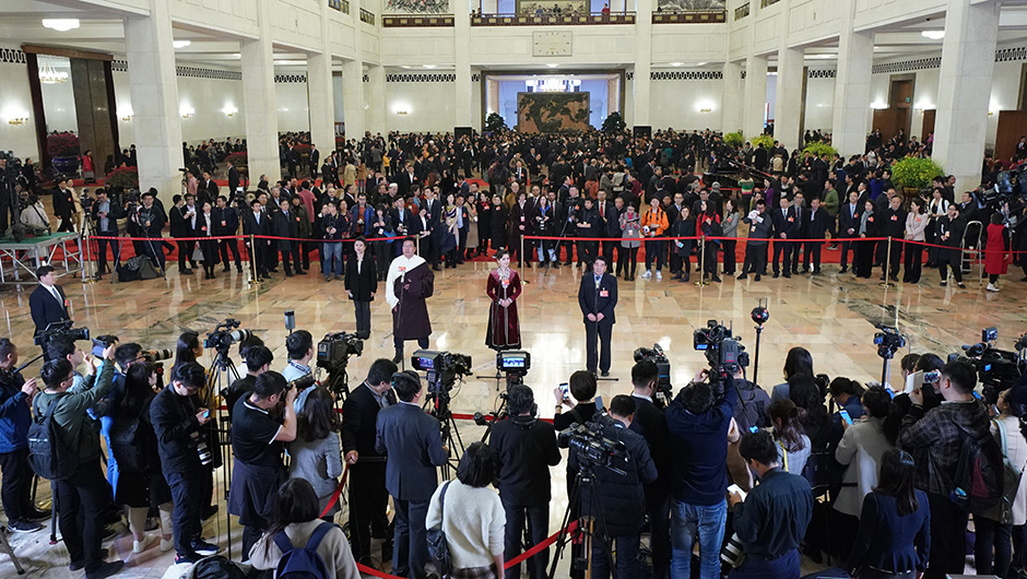 全國(guó)政協(xié)委員在&ldquo;委員通道&rdquo;接受采訪