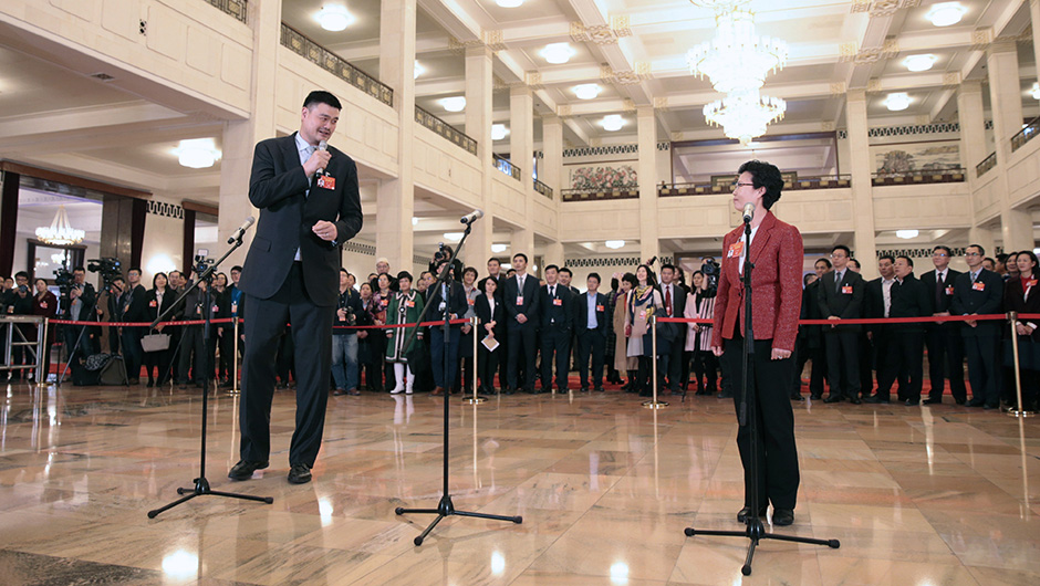 全國(guó)政協(xié)委員在&ldquo;委員通道&rdquo;接受采訪