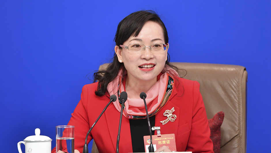 全國政協(xié)委員、湖南省湘西土家族苗族自治州政協(xié)副主席 石紅