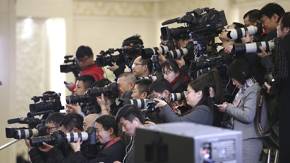 記者在&ldquo;部長(zhǎng)通道&rdquo;采訪(fǎng)