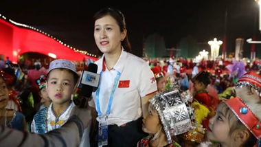 現(xiàn)場(chǎng)采訪(fǎng)參加聯(lián)歡活動(dòng)的群眾