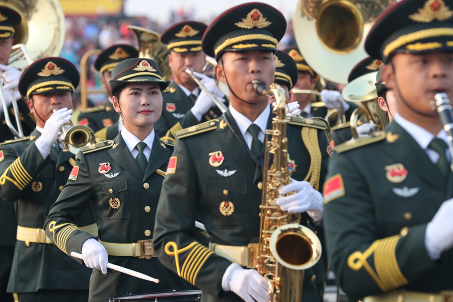 解放軍聯(lián)合軍樂團(tuán)在廣場(chǎng)就位后進(jìn)行準(zhǔn)備工作和試奏。據(jù)了解，解放軍聯(lián)合軍樂團(tuán)此次演奏是從開國大典至今歷次閱兵以來演奏曲目最多的一次，不少曲目是為此次閱兵量身打造的全新作品，此次也是歷次女演奏員最多的一次。