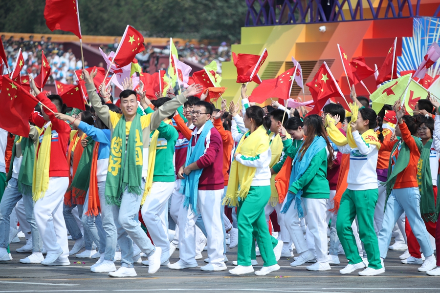 群眾大游行，歡樂的海洋！