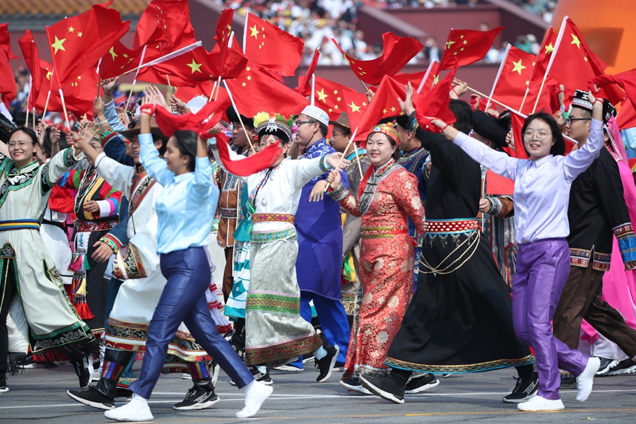 群眾大游行，歡樂的海洋！