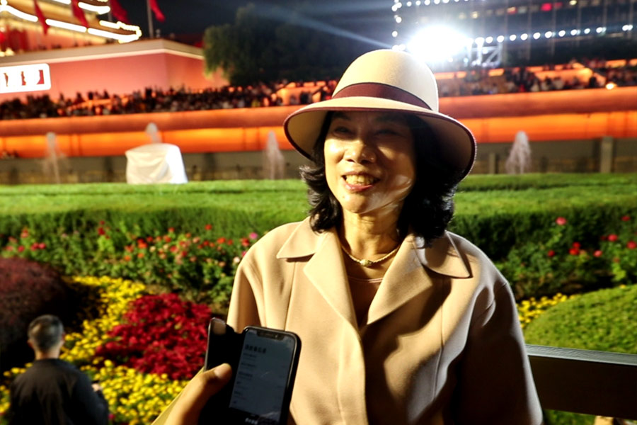 董明珠在國(guó)慶聯(lián)歡活動(dòng)現(xiàn)場(chǎng)接受新華網(wǎng)采訪(fǎng)