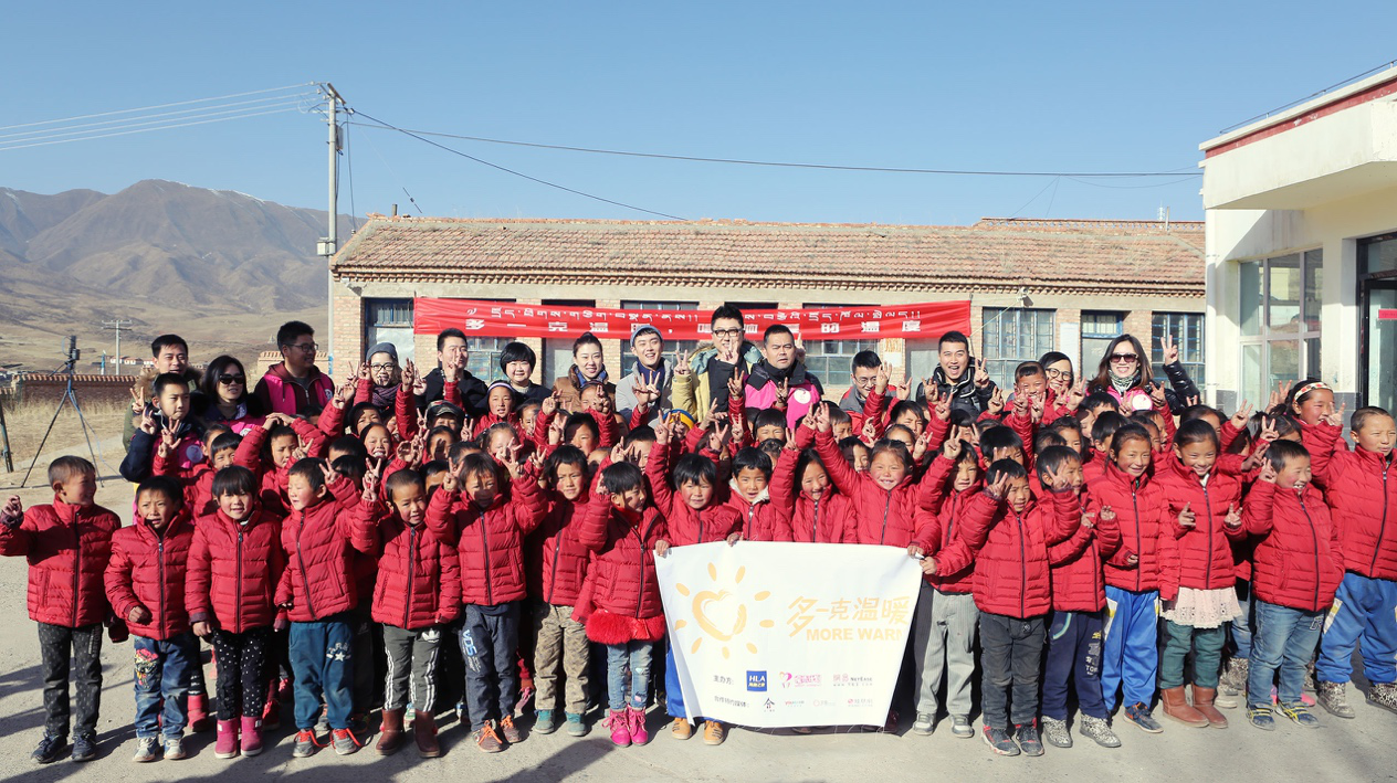 2016年11月28日，&ldquo;多一克溫暖&rdquo;項目走進青海同仁扎毛鄉(xiāng)卡蘇乎村幫扎學(xué)校，為孩子們送去羽絨服。獨立音樂人好妹妹樂隊與海瀾之家一起走進藏區(qū)，創(chuàng)作了《多一克溫暖》同名主題曲，讓溫潤的暖流又多了一克動人的律動。