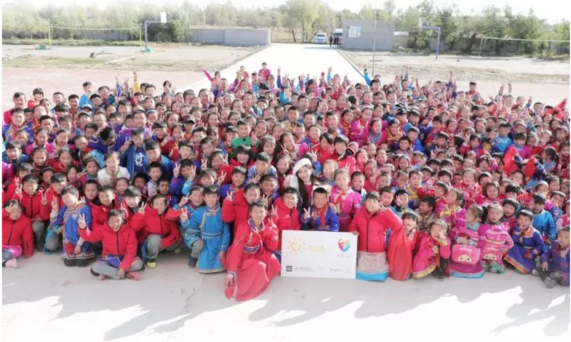 不知不覺，&ldquo;多一克溫暖&rdquo;已經(jīng)步入第六年。2019年10月14日，林志玲首次作為公益同行人，攜手鳳凰網(wǎng)&ldquo;護童計劃&rdquo;，與&ldquo;多一克溫暖&rdquo;一起趕赴內(nèi)蒙古回訪茫汗蘇木中心校的&ldquo;志玲姐姐之家&rdquo;，給那里的孩子送去溫暖。