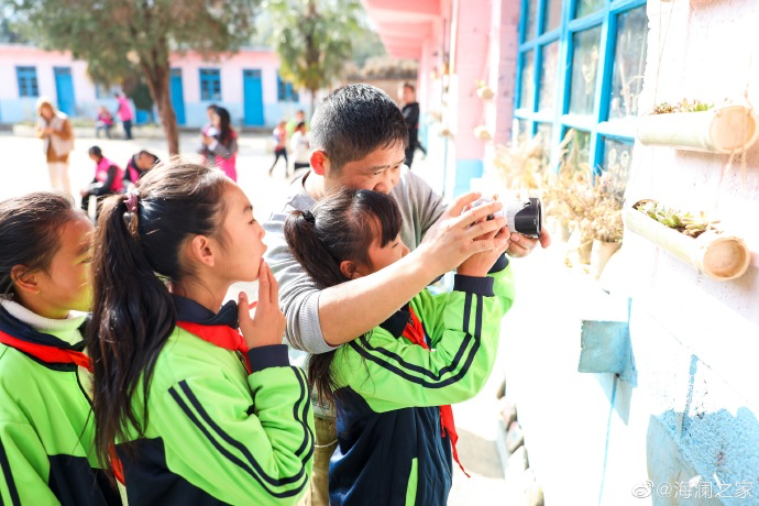 盡管身處大山，塢鉛小學(xué)卻到處都是驚喜，自制插花、獨一無二的石頭畫、杉木墩上的24節(jié)氣圖&hellip;&hellip;孩子們從不缺少發(fā)現(xiàn)美的眼睛。2019年，海瀾之家特別準備了攝影課堂，讓孩子們通過拍照的方式自由地傳達真善美。
