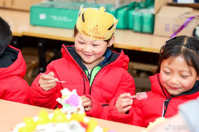 從暖身到暖心，海瀾之家的志愿者們不僅為孩子們帶去了學(xué)習(xí)用品，還帶去了生日蛋糕，給孩子們過了一個難忘的生日party。生長在山區(qū)的他們，過生日也只能和在外打工的父母通個電話，許多孩子還是第一次和這么多人一起吹蠟燭許生日愿望。