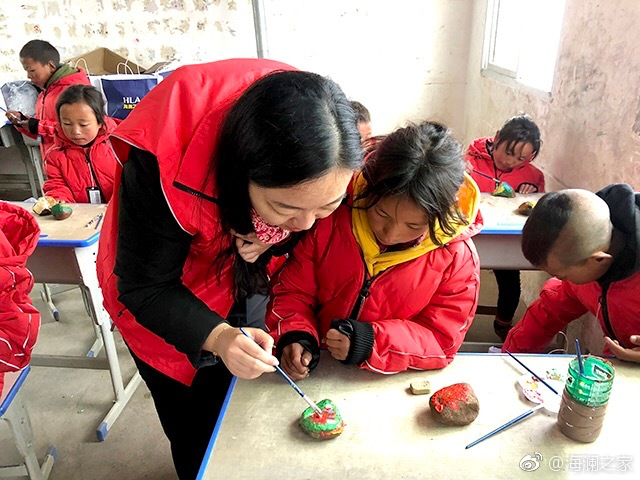 在繪畫課上，孩子們畫出心中想象的世界，不斷汲取關(guān)于美的知識。&ldquo;多一克溫暖&rdquo;帶給孩子們的是未來人生更多的機會與可能。公益行動不應(yīng)只提供物質(zhì)捐贈，更要加強對山區(qū)孩子們精神世界與未來發(fā)展的重視。