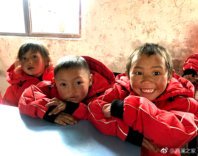 在四川省西南部川滇交界處的大涼山深處，坐落著一所紅旗小學(xué)。每當最寒冷的季節(jié)到來，這里的許多孩子們不得不共用一件冬衣御寒。 &ldquo;多一克溫暖&rdquo;與暖流計劃記錄下了孩子們開心的笑臉。這些笑臉，都是&ldquo;多一克溫暖&rdquo;前行中的源源動力。