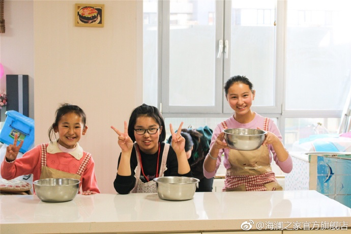 2017年 &ldquo;寒令營&rdquo;團隊從不同角度，為北疆山區(qū)的孩子們打開了一個豐富的世界。來到北京，他們觀看了升旗儀式，參觀了故宮，走進北京海洋館和動物園。這次寒令營，展現(xiàn)在他們面前的是此前從未看到過的世界，意義非凡。