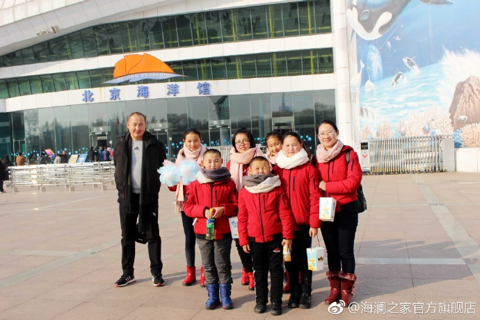 在海洋館，充滿求知欲和好奇心的孩子們像是一個個落入仙境的愛麗絲，不斷地提問，并用手中的紙筆和相機，記錄每一個畫面和知識，說要回去講給其他小伙伴和家人們聽。