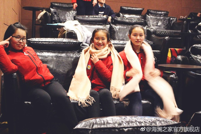 彼時恰逢《尋夢環(huán)游記》上映，&ldquo;寒令營&rdquo;的孩子們一起在電影院觀看了電影，平日里最鬧騰的孩子，在第一次看3D電影時也變得安靜專注。孩子們在這段旅程中增長了見識，一個更豐盛的世界就這樣打開了。