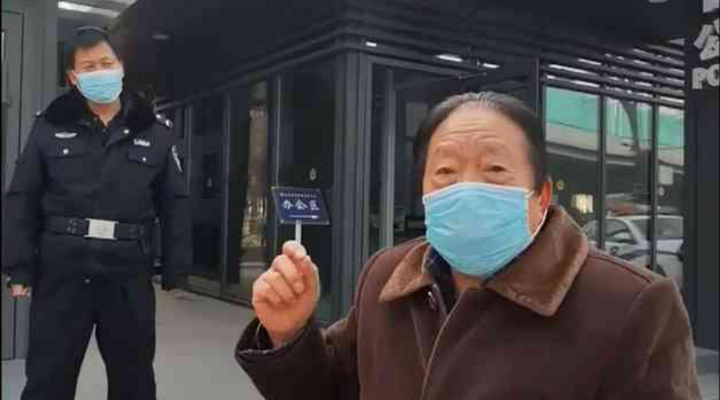 社區(qū)封閉，76歲的他為什么要出來