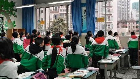 課上到一半，同學(xué)們卻把頭望向了外面！校長說：點(diǎn)贊！